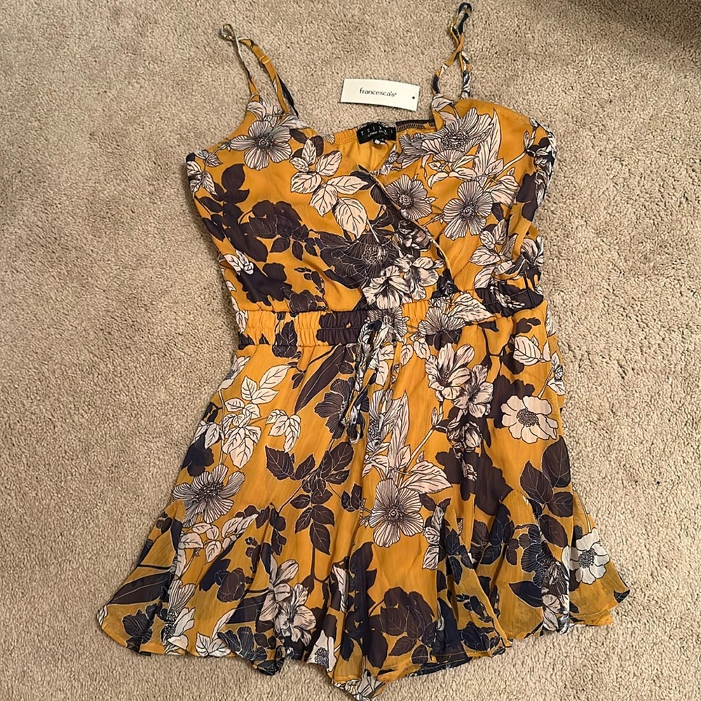 NWT Francesca’s dress w shorts. Beautiful yellow and navy blue!! Size large.